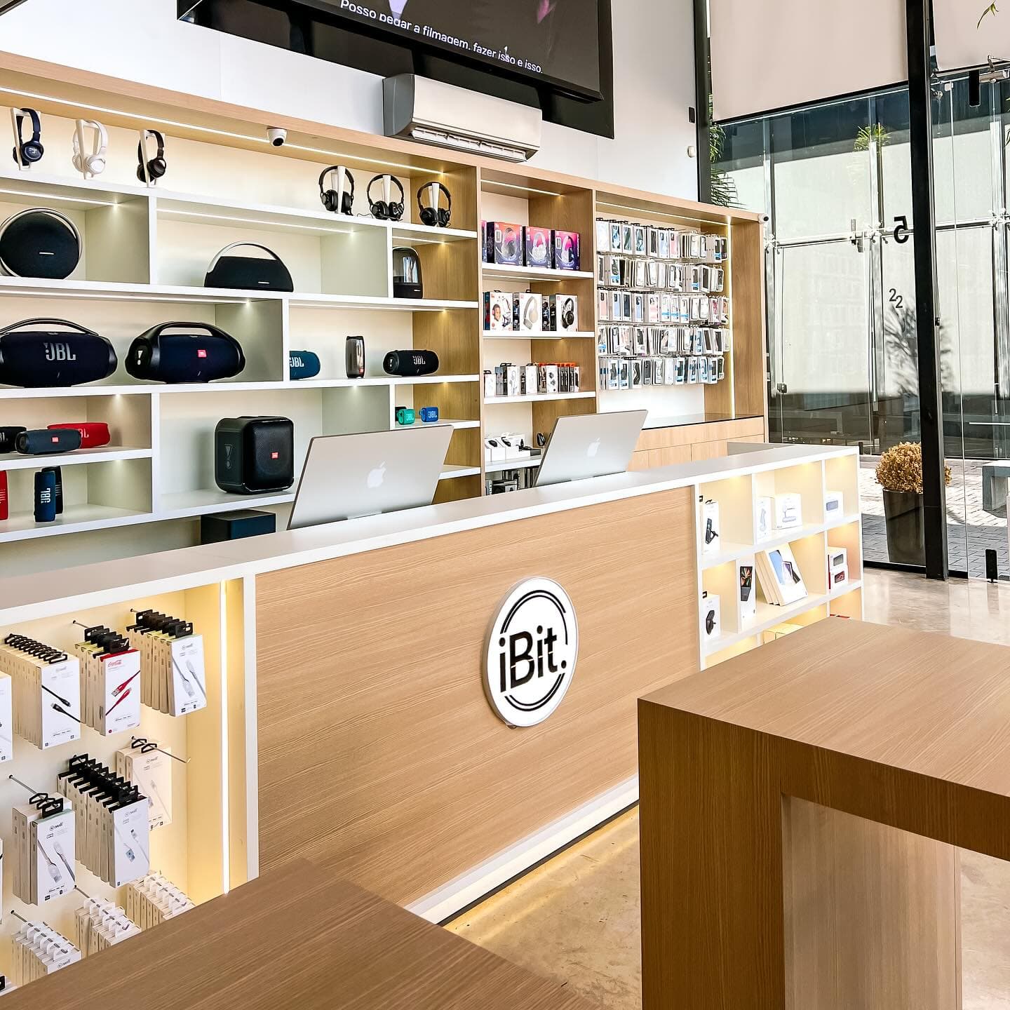 Balcão iBit com JBL e notebooks